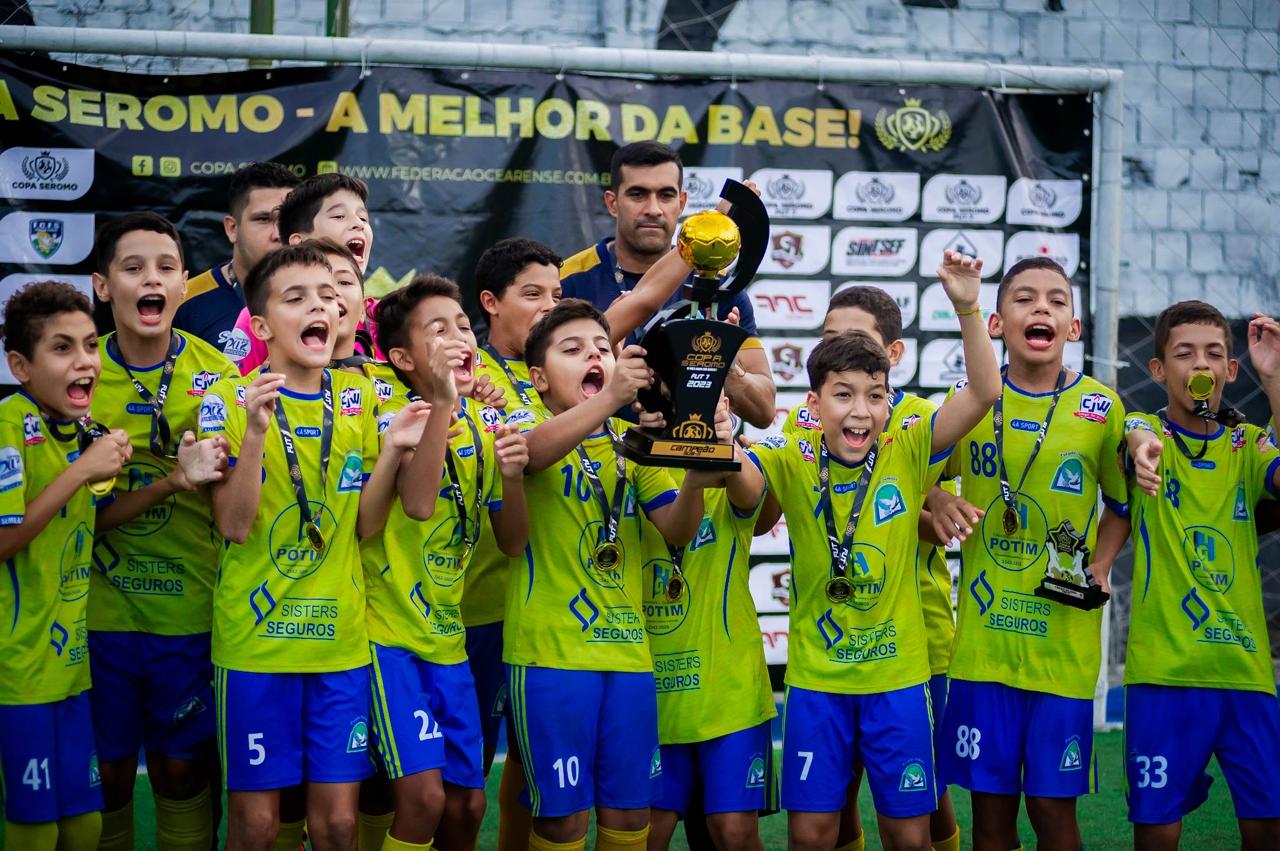 Jovens atletas do Projeto Semear comemorando com troféu
