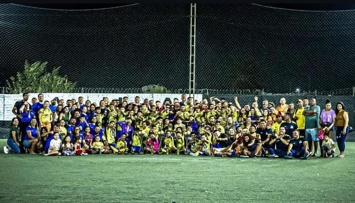 Atletas, familiares e equipe do Projeto Semear reunidos