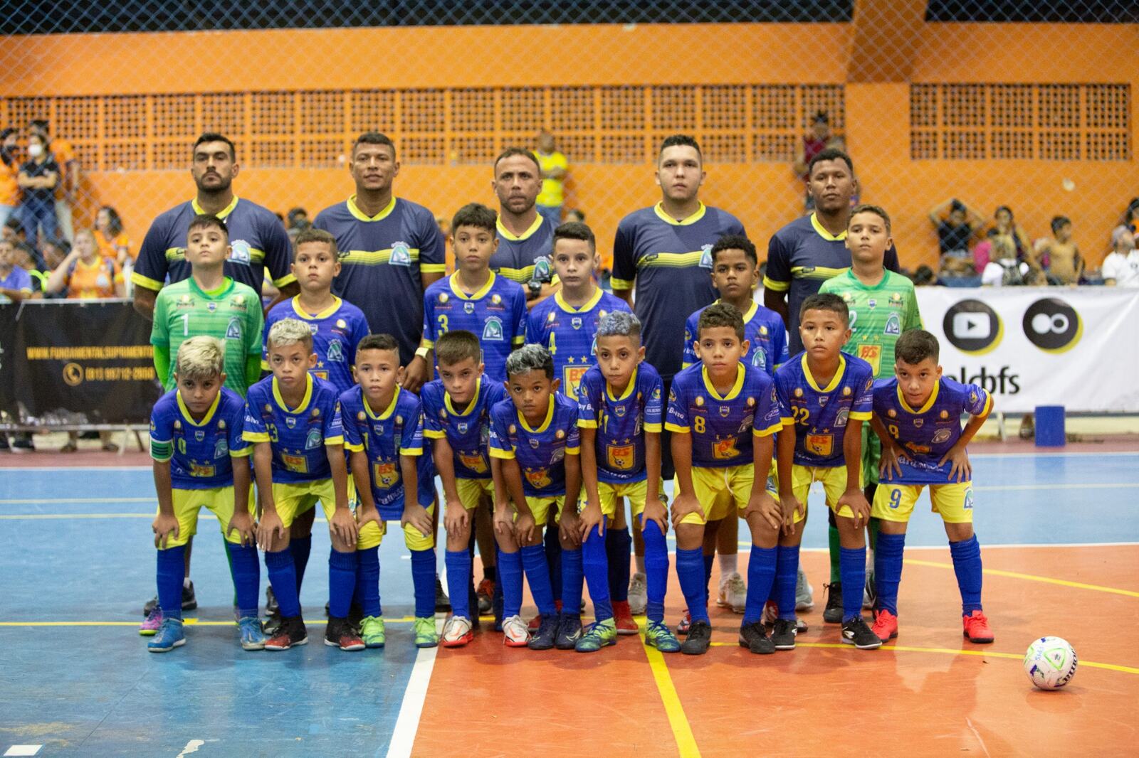 Equipe de futsal do Projeto Semear reunida antes de uma partida