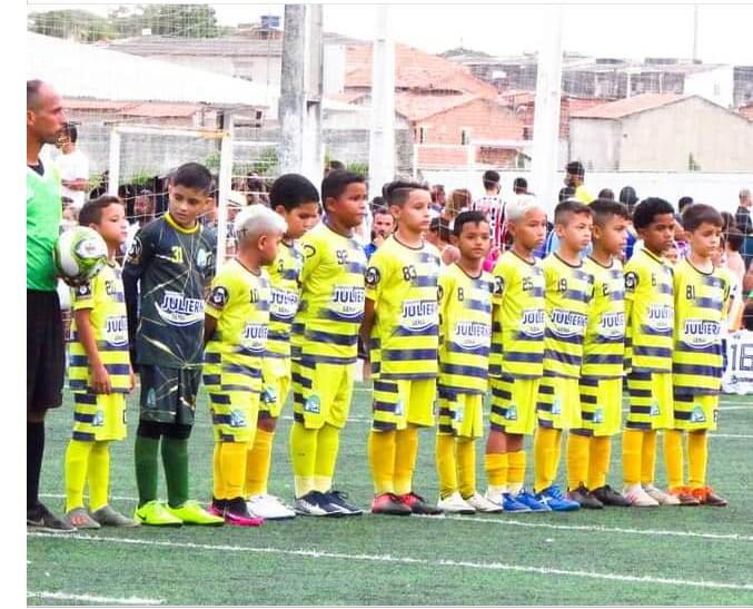 Atletas do Projeto Semear perfilados antes de um jogo