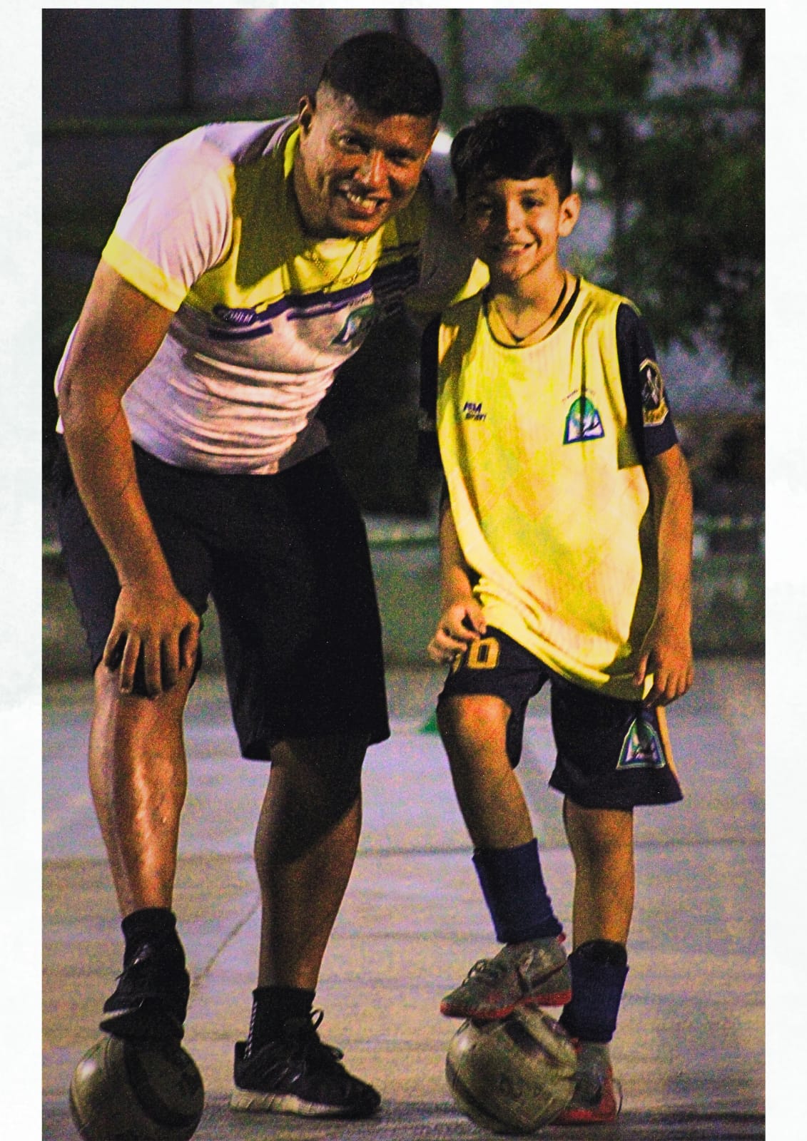 Treinador ao lado de jovem atleta do Projeto Semear