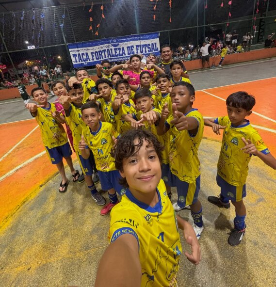 Atletas da categoria Sub-12 do Projeto Semear comemorando o título da Taça Fortaleza de Futsal
